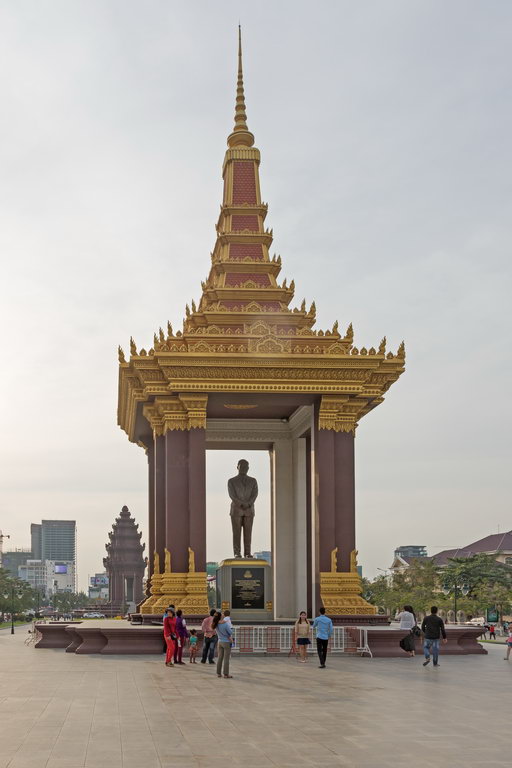 0694 Phnom Penh Monument.jpg