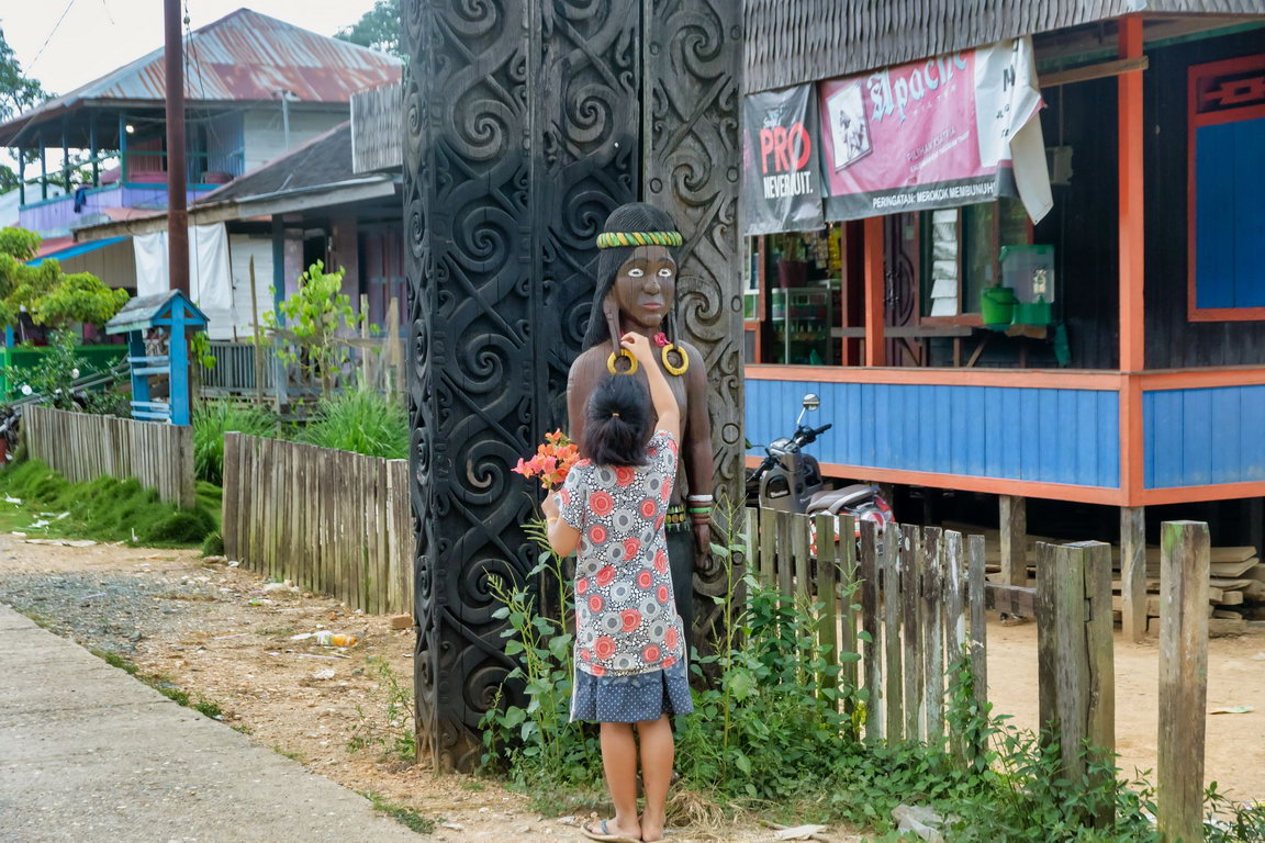 8487 Wahau Miauw Baru Dayakdorp.jpg