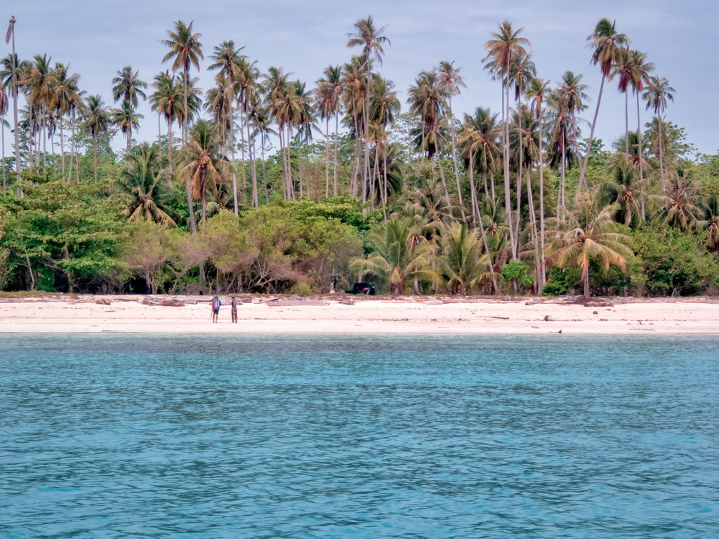 0199 Maratua Island Strand.jpg