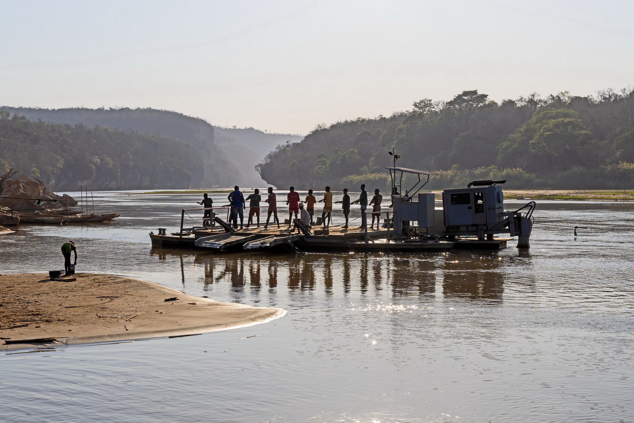 0319 Naar Bekopaka Ferry.jpg