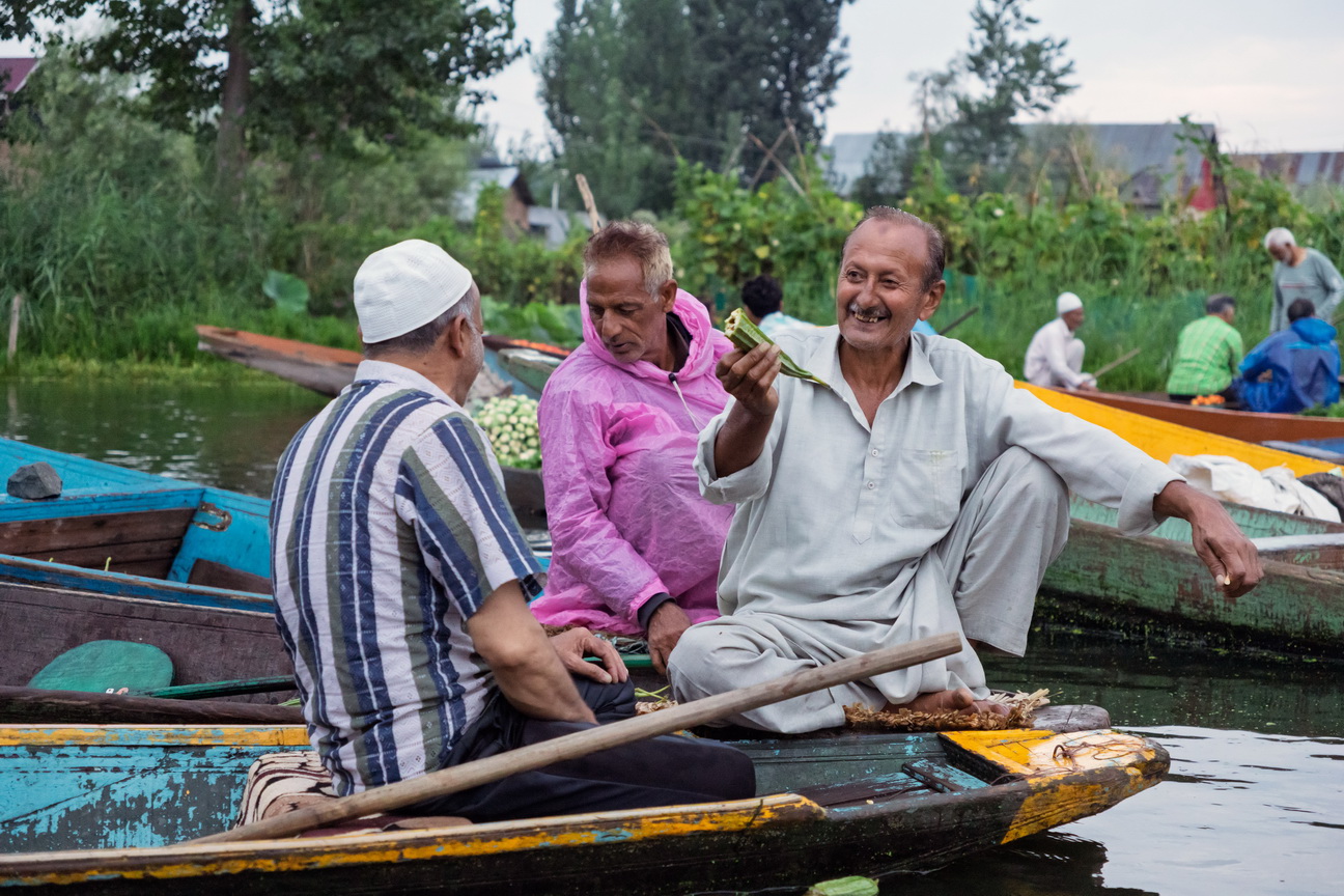 0392 Srinagar Dalmeer drijvende markt.jpg