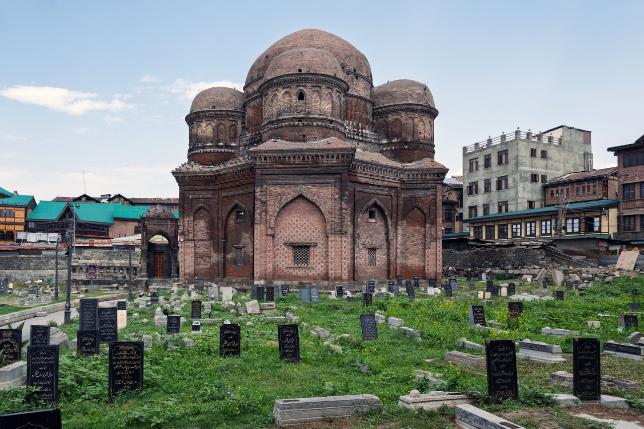 0451 Srinagar Tombe Badshah.jpg
