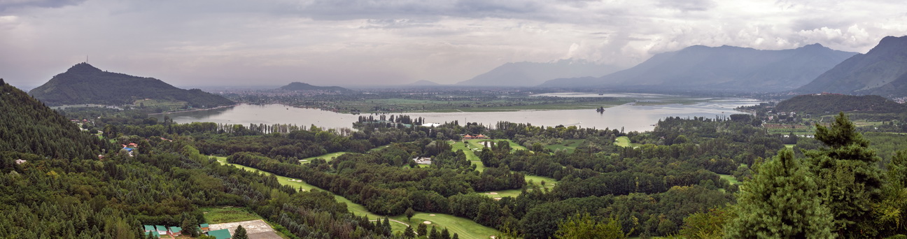 Srinagar  Mughal tuinen Parimahal.jpg