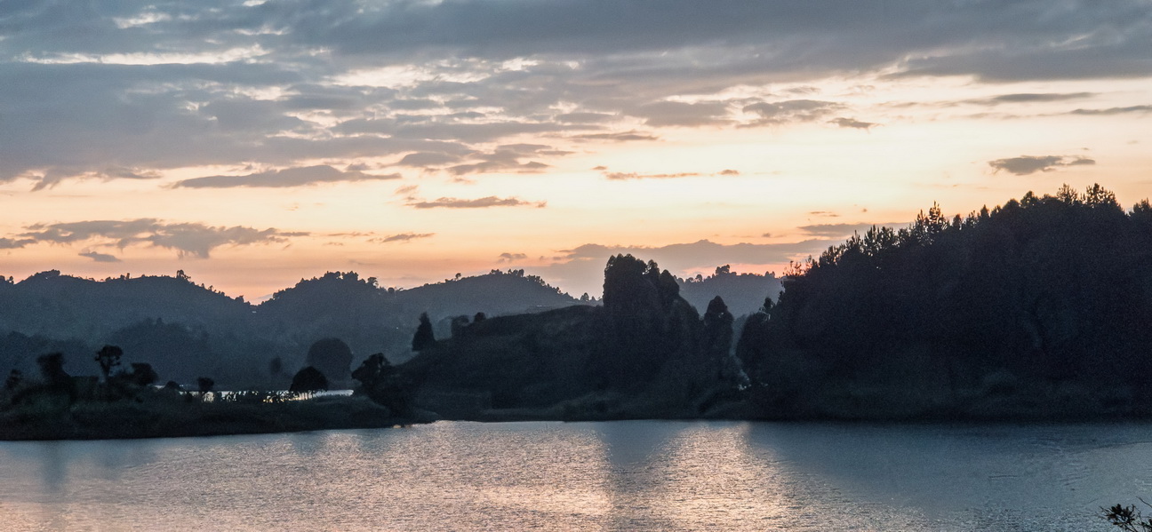 193240 Lake Mutanda Zonsopkomst.jpg