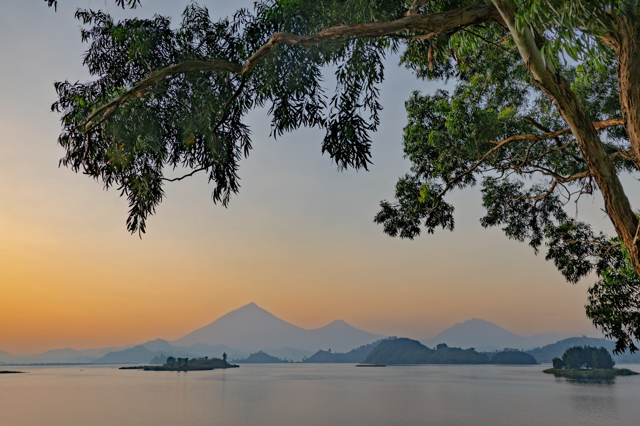 5136 Lake Mutanda Zonsopkomst.jpg