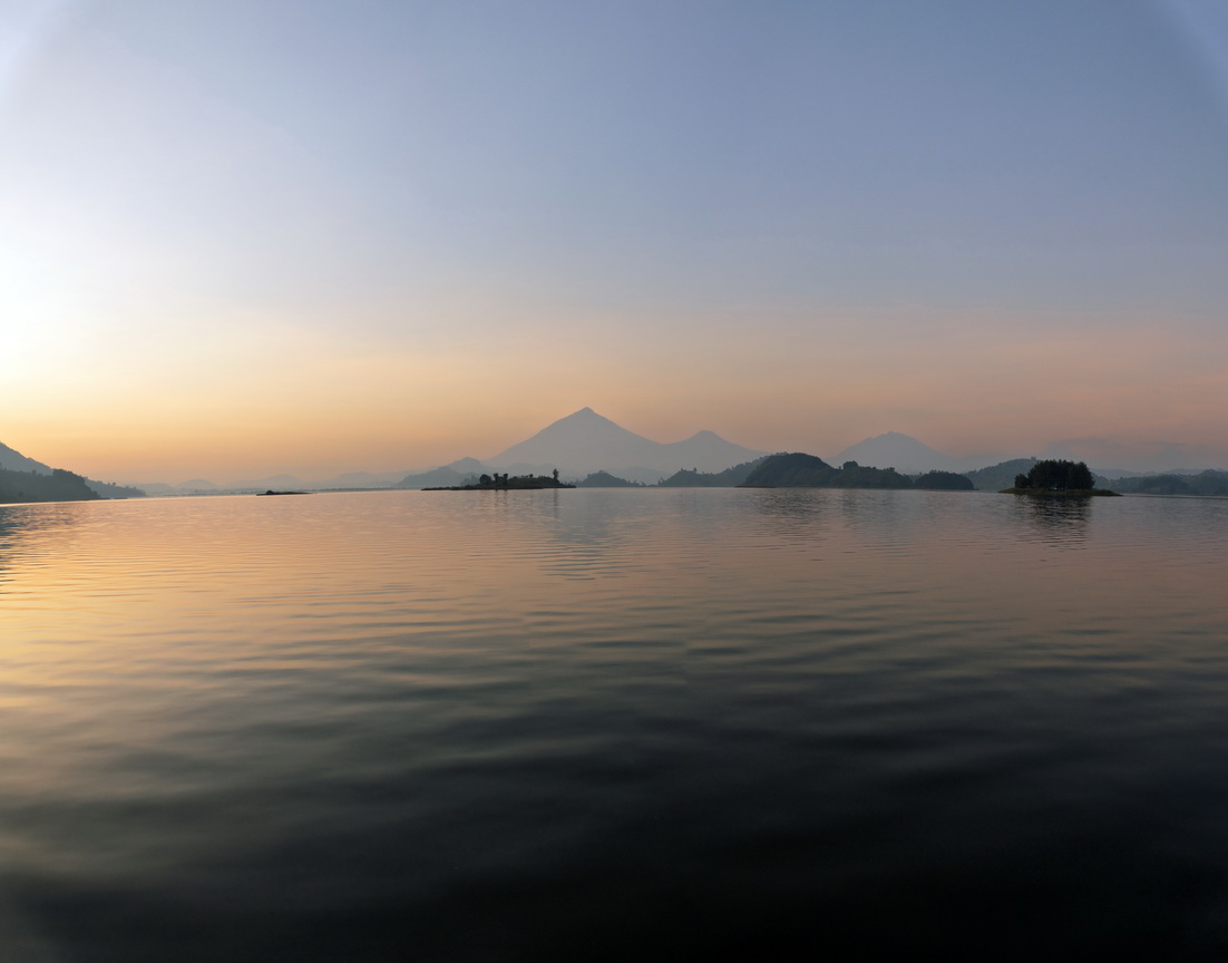 Lake Mutanda Zonsopkomst.jpg