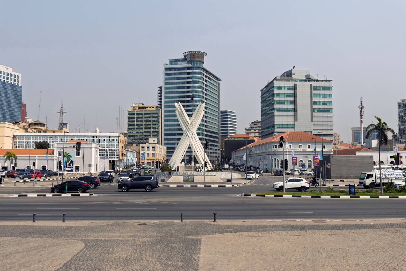 7578 Luanda Monument.jpg