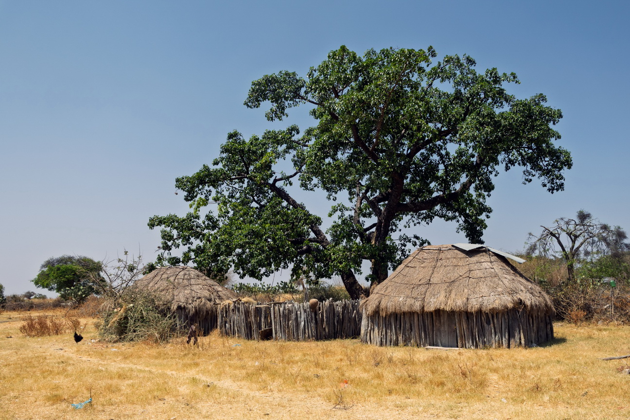 7636 Lubango Mwila dorp.jpg