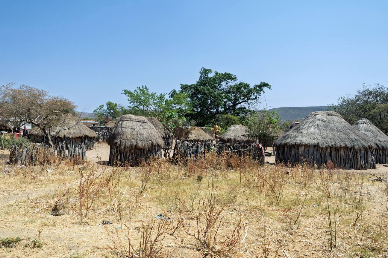 7641 Lubango Mwila dorp.jpg