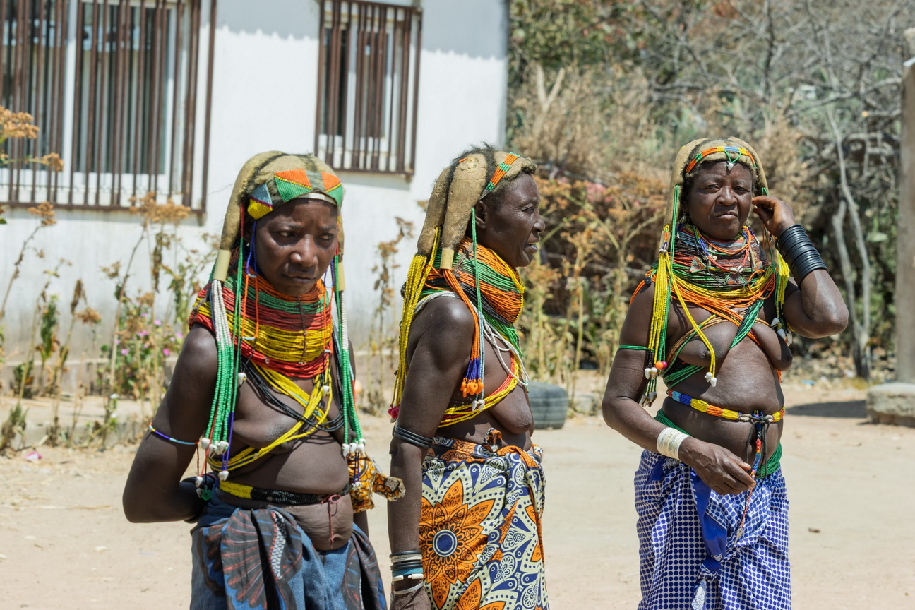 7659 Lubango Mwila dorp.jpg