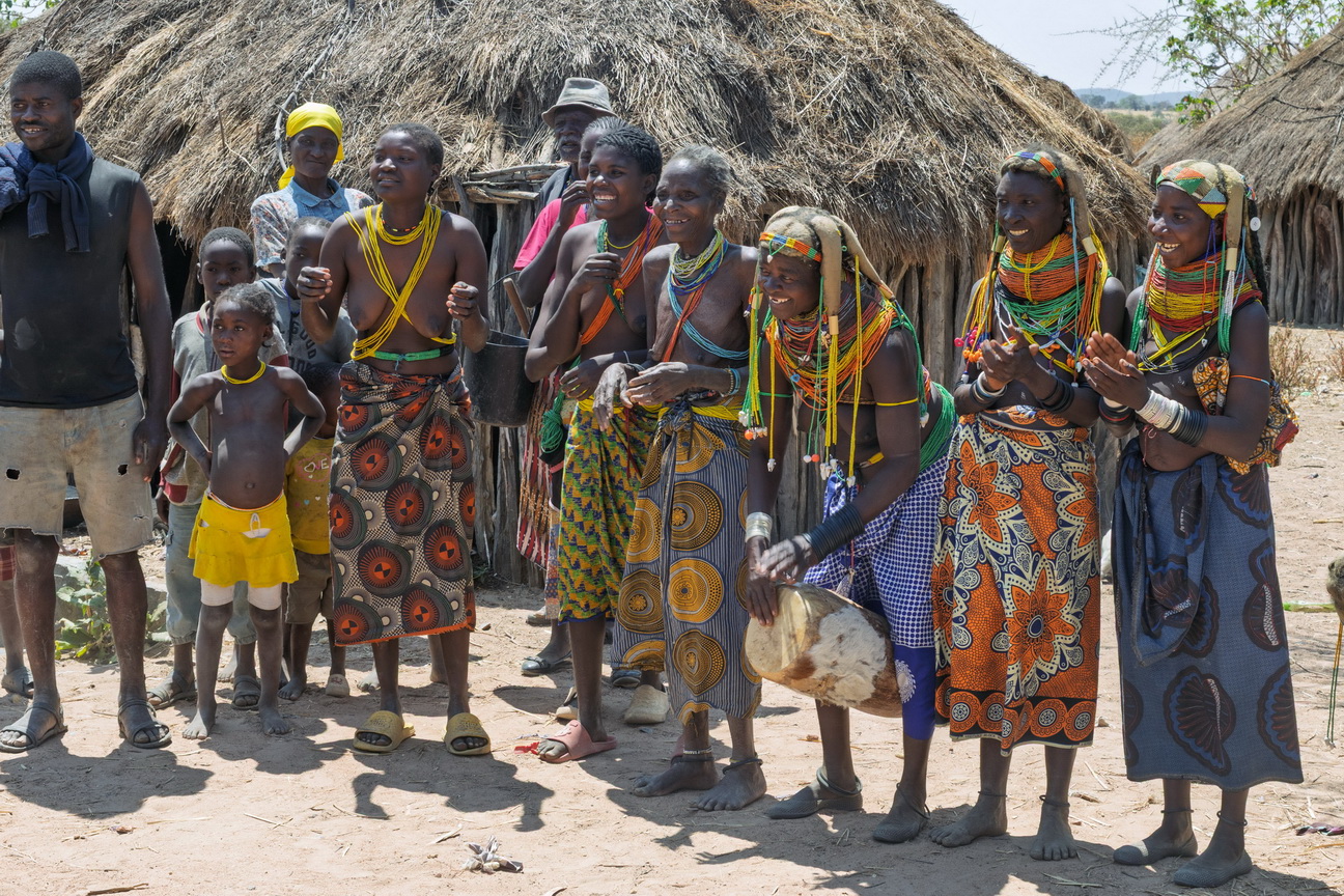 7663 Lubango Mwila dorp.jpg