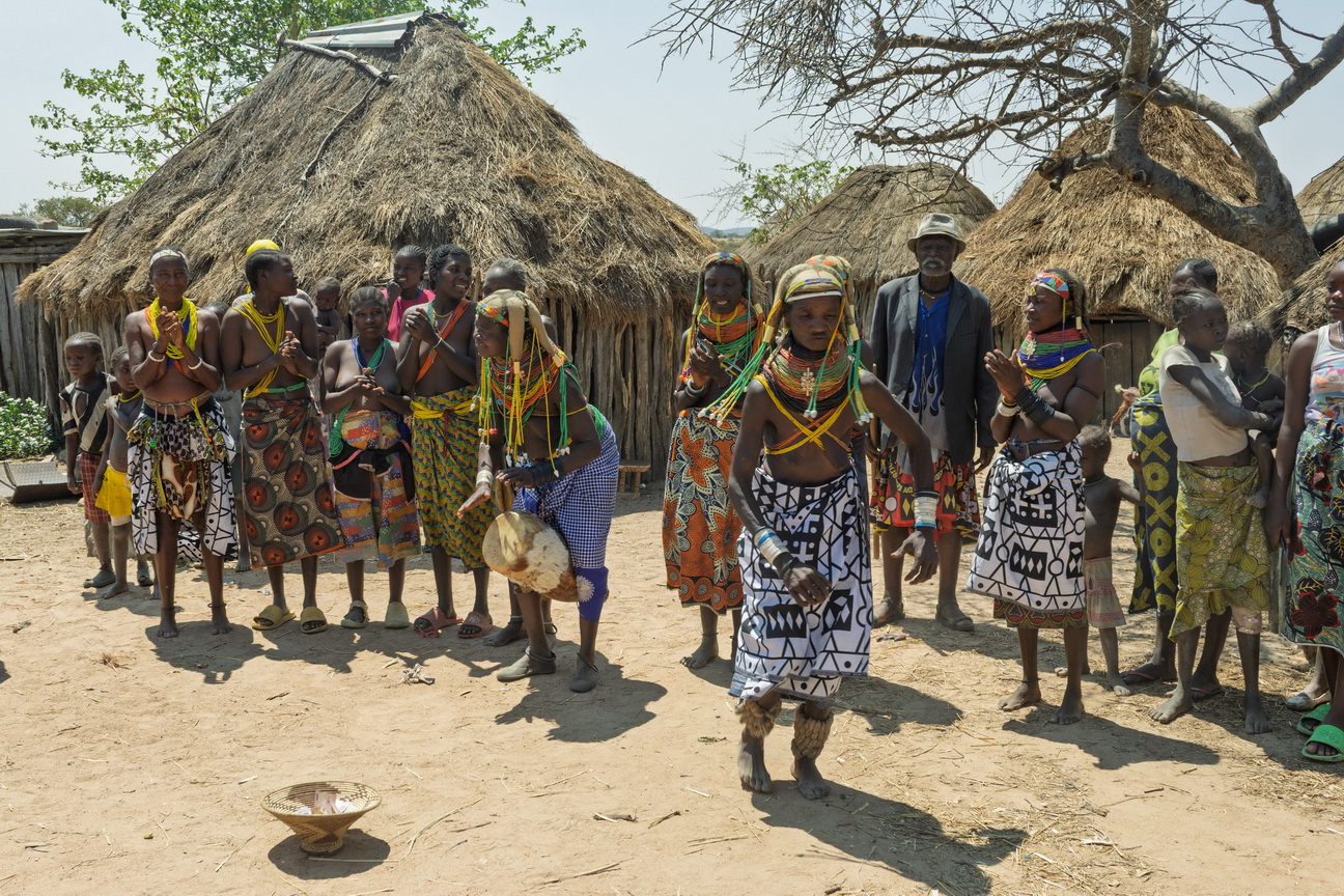 7671 Lubango Mwila dorp.jpg