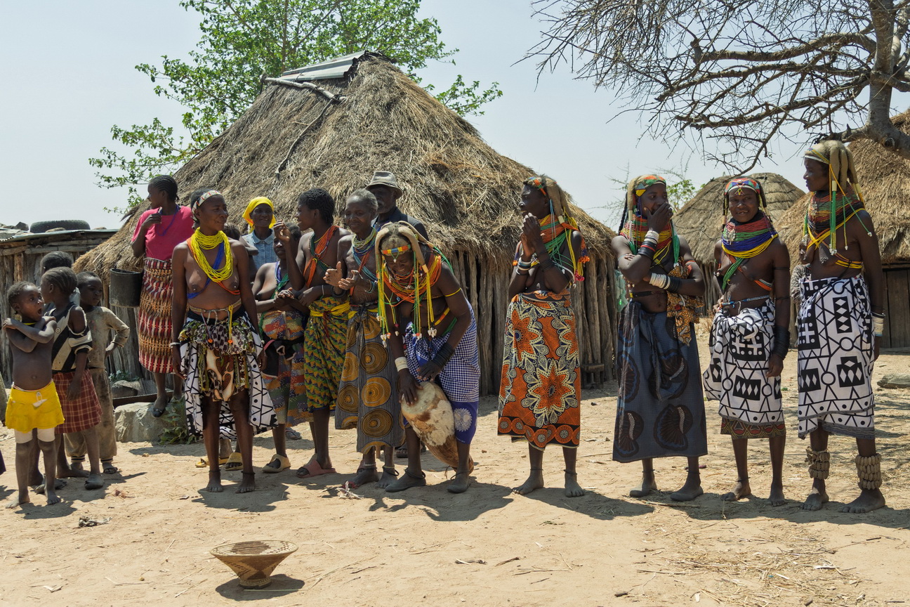 7676 Lubango Mwila dorp.jpg