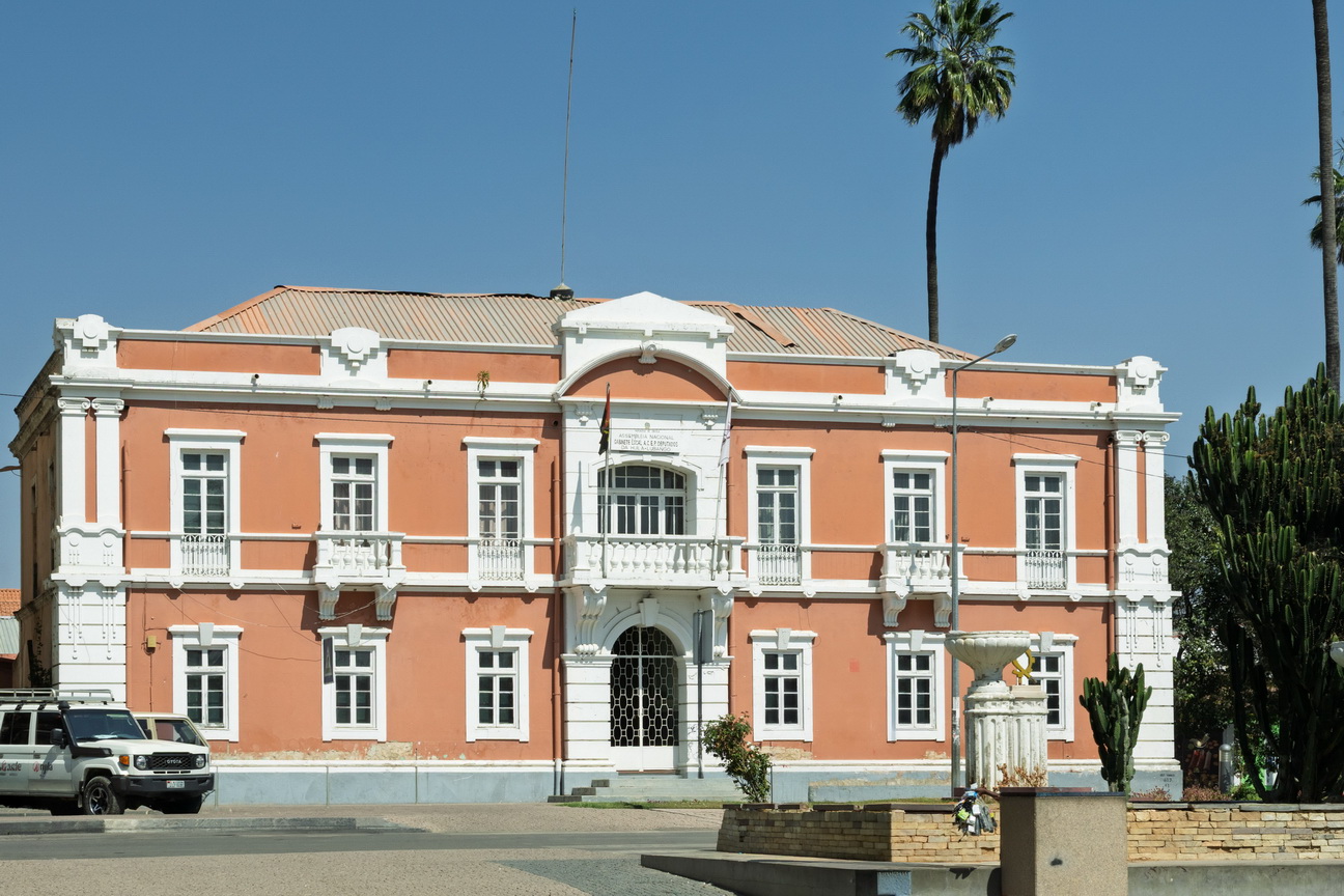 7712 Lubango Overheidsgebouw.jpg