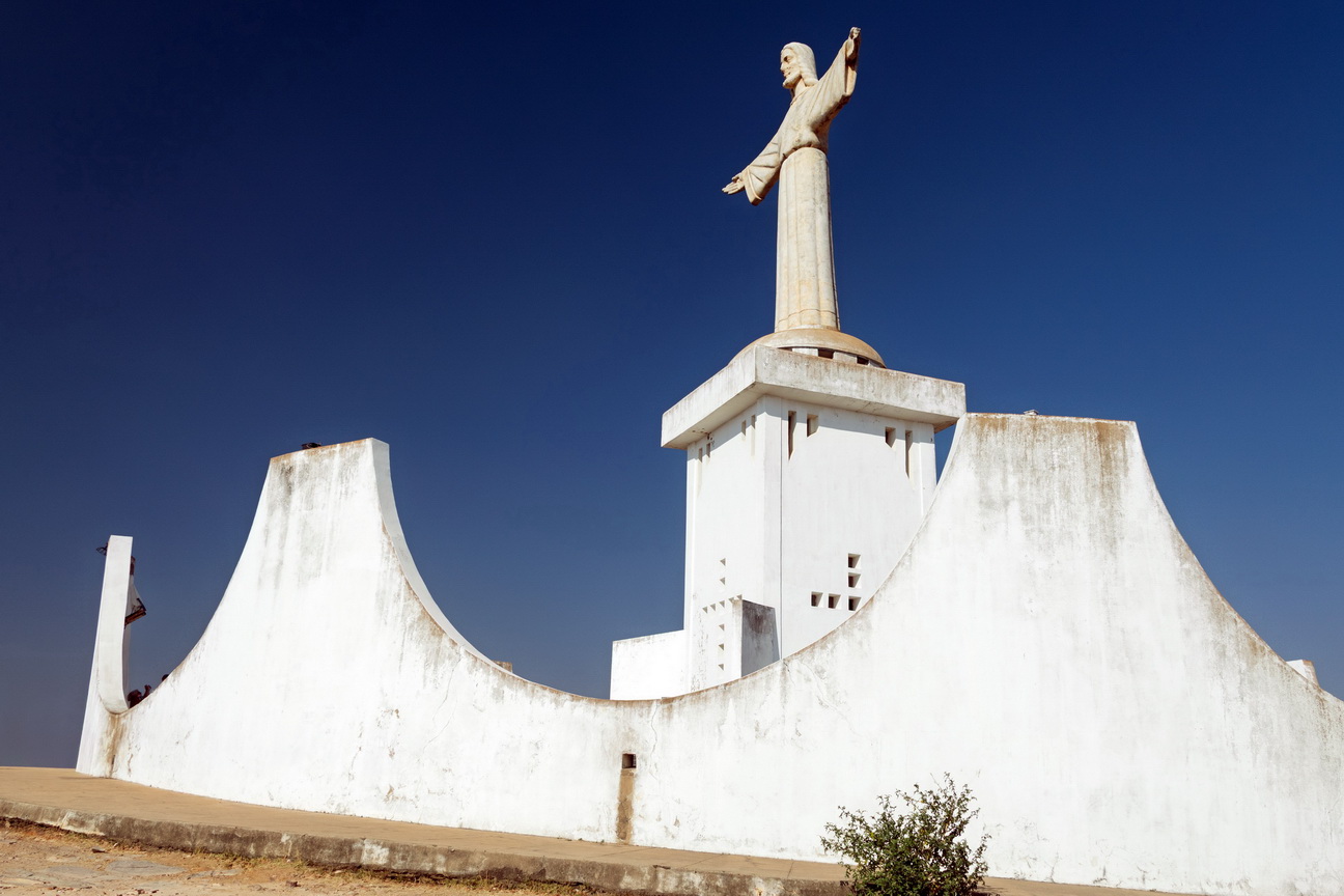 7725 Lubango Cristo Rei monument.jpg