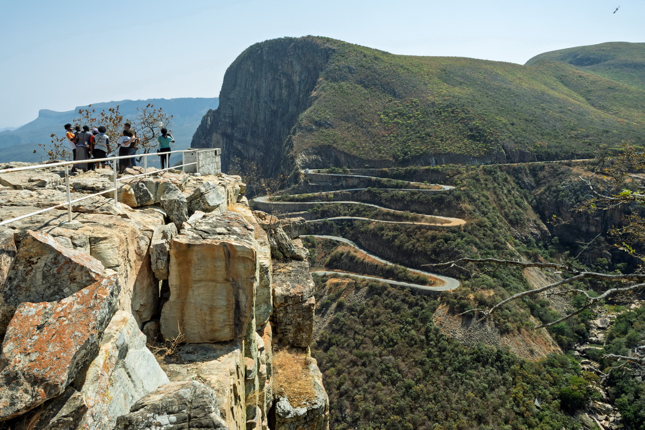7758 Naar Namibe Serra da Leba.jpg