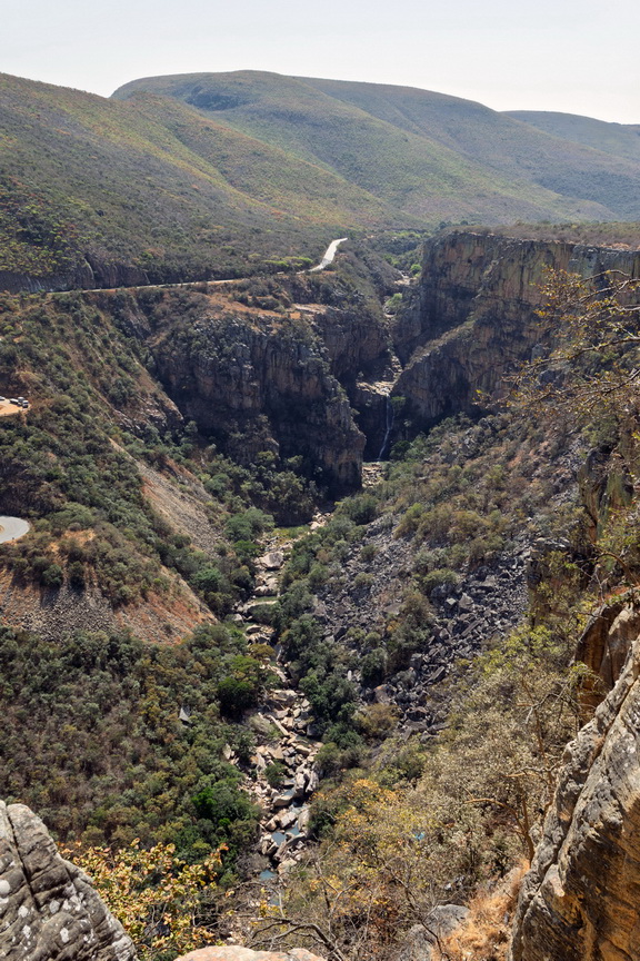 7759 Naar Namibe Serra da Leba.jpg